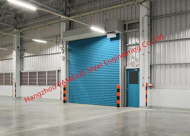 Китай Изолированные двери гаража ворот завальцовки фабрики промышленные поднимаясь для пользы склада внутренней и внешней поставщик
