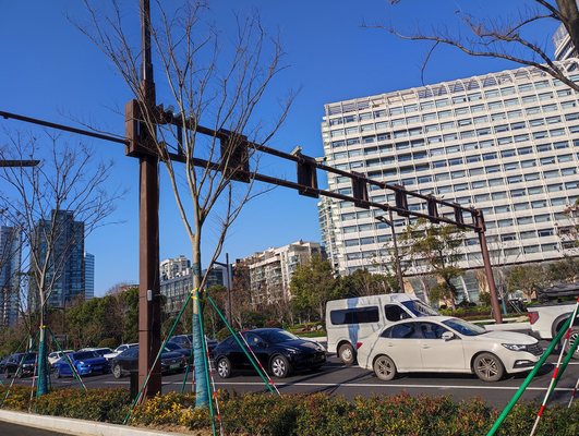 Китай Одностоечные гальванизированные стальные поляки дорожного знака для средних и небольших знаков сигнала тревоги размера поставщик